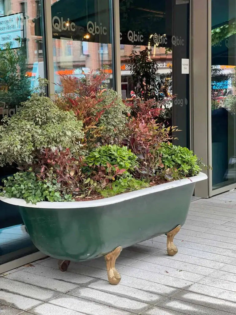 QBic Hotel bath planter with live planting